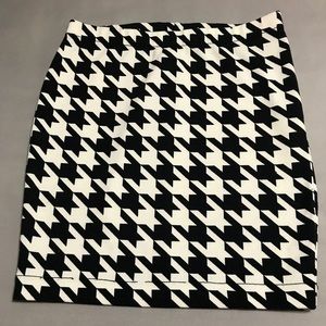 Black and cream houndstooth mini skirt